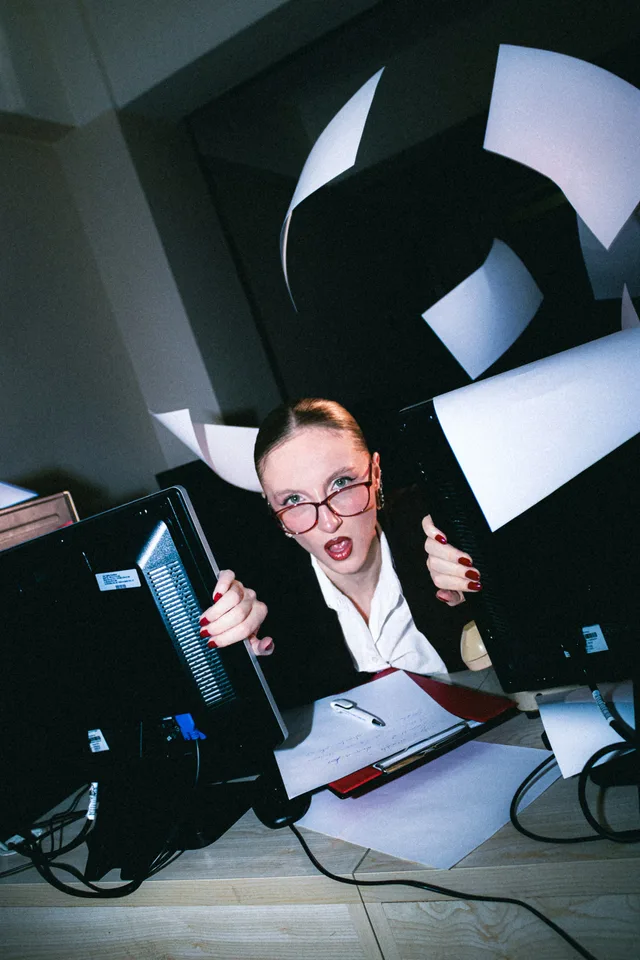 Office worker overwhelmed by papers in chaotic work environment. Processen inrichten voor groei: ad hoc naar systeem