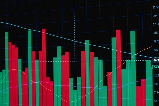 Red and green bar chart depicting fluctuating financial data with lines on a dark background. Sturen op groeicijfers: welke cijfers maken het verschil